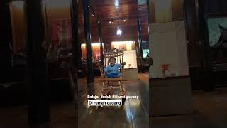 Duduk Di Kursi Goyang