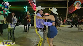 Bailando el Zorrillo en La Parrita