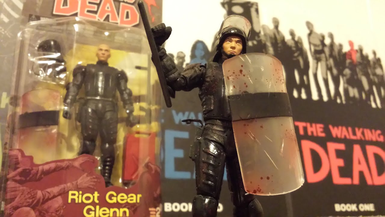 The walking dead comic series 2/ Riot Gear Glenn action figure YouTube