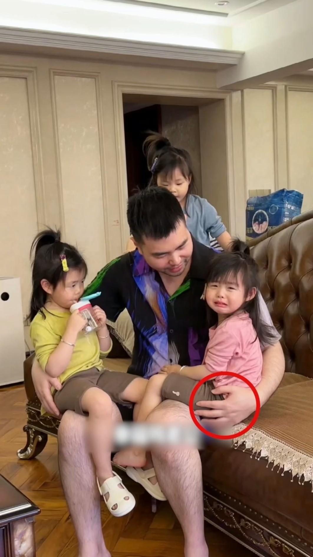Papá al límite: ¡Sus trillizas no lo dejan descansar! ?❤️