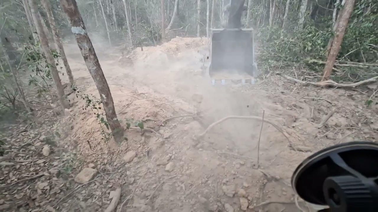 งานเข้าแล้วพี่ทหารขุดบังเกอร์ไม่ได้เจอแต่หินเลยครับ