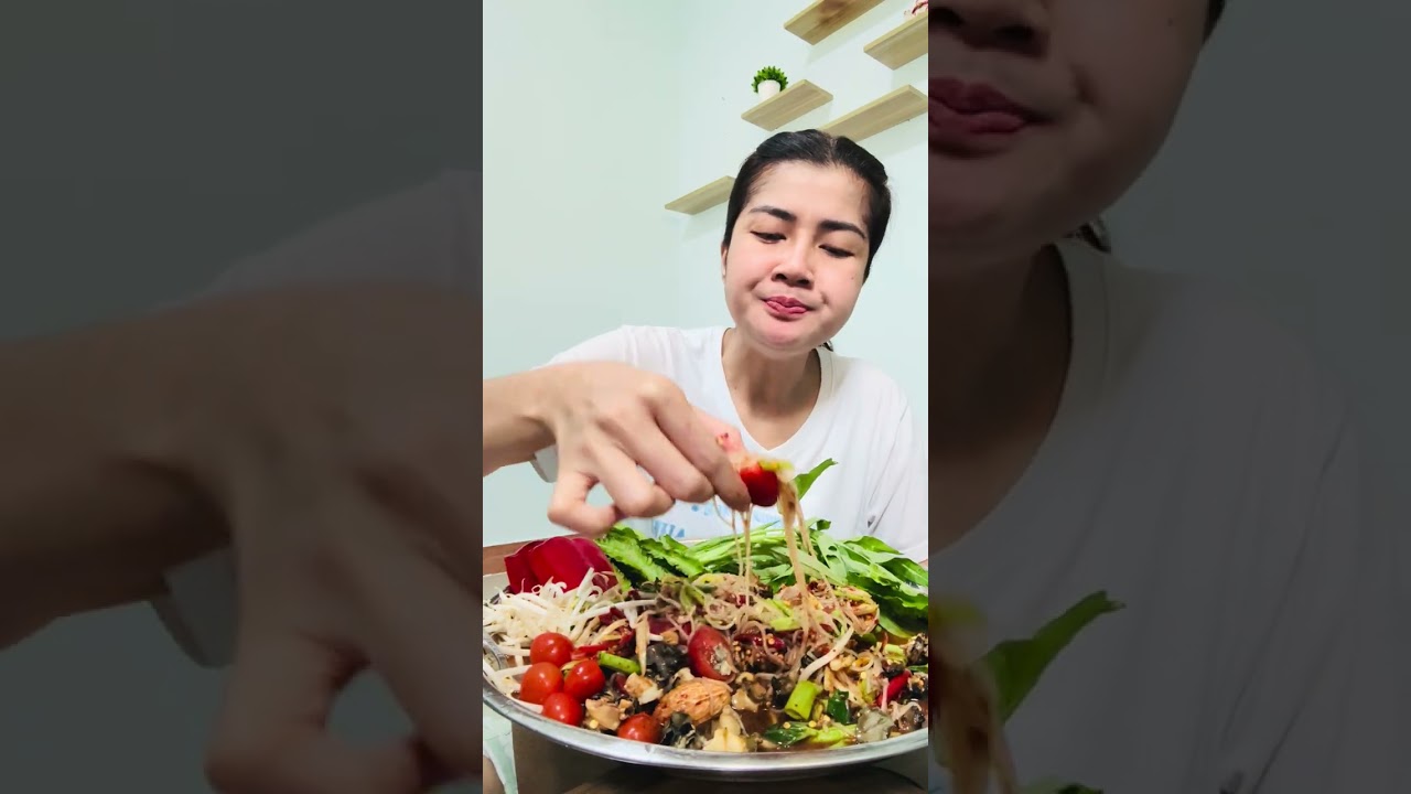 ตำป่าใส่หอยเต็มถาด พริกเคลือบเส้นข้าวปุ้น ผักสดก็จัดเต็ม @แอนนี่แซบนัวครัวอีสาน