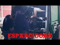 Haciendo el mantenimiento a la esparcidora