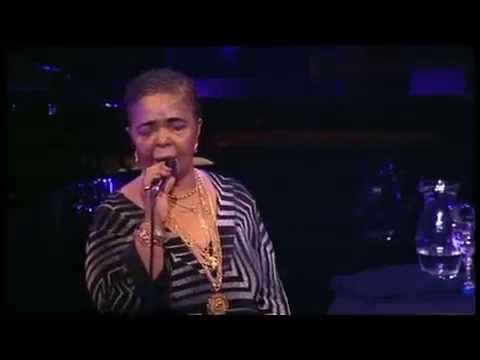 Эвора бесаме мучо слушать. Бесаме мучо кто пел и пел. Сезария эвора певица. Эвора бесаме мучо слушать. Эвора бесаме мучо слушать.