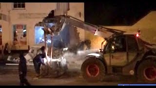 Ram raid crew yanks out 17 bank machines with stolen excavators 🏦