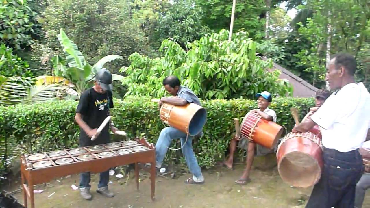 Pukul tifa dan totobuang di kampong Mahia (Ambon / Maluku)