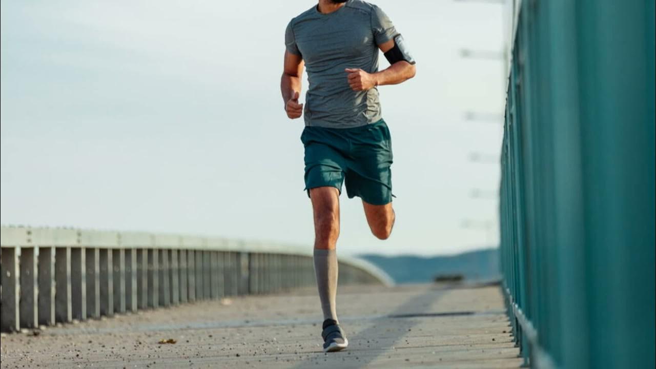 Спортсмен бежит. Выносливость. Бегу к цели. Парень бежит. Running ap.