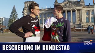 Frohe Weihnachten! Lutz und Fabian verteilen Geschenke im Bundestag