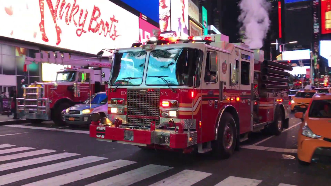 RARE CATCH OF FDNY ENGINE 37 RESPONDING ON 7TH AVENUE IN TIMES SQUARE