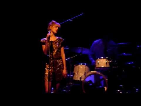 Guarda Nouvelle Vague with Nadeah Miranda - So Lonely su YouTube Guarda Nouvelle Vague with Nadeah Miranda - So Lonely su YouTube