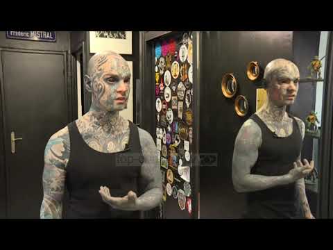 Video: Tifozja E Tatuazheve Preu Hundën Dhe Veshët Për T'u Ngjarë Një Skeleti