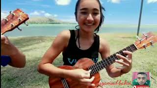 Mantap.... 2 cewek cantik di pantai bermain gitar
