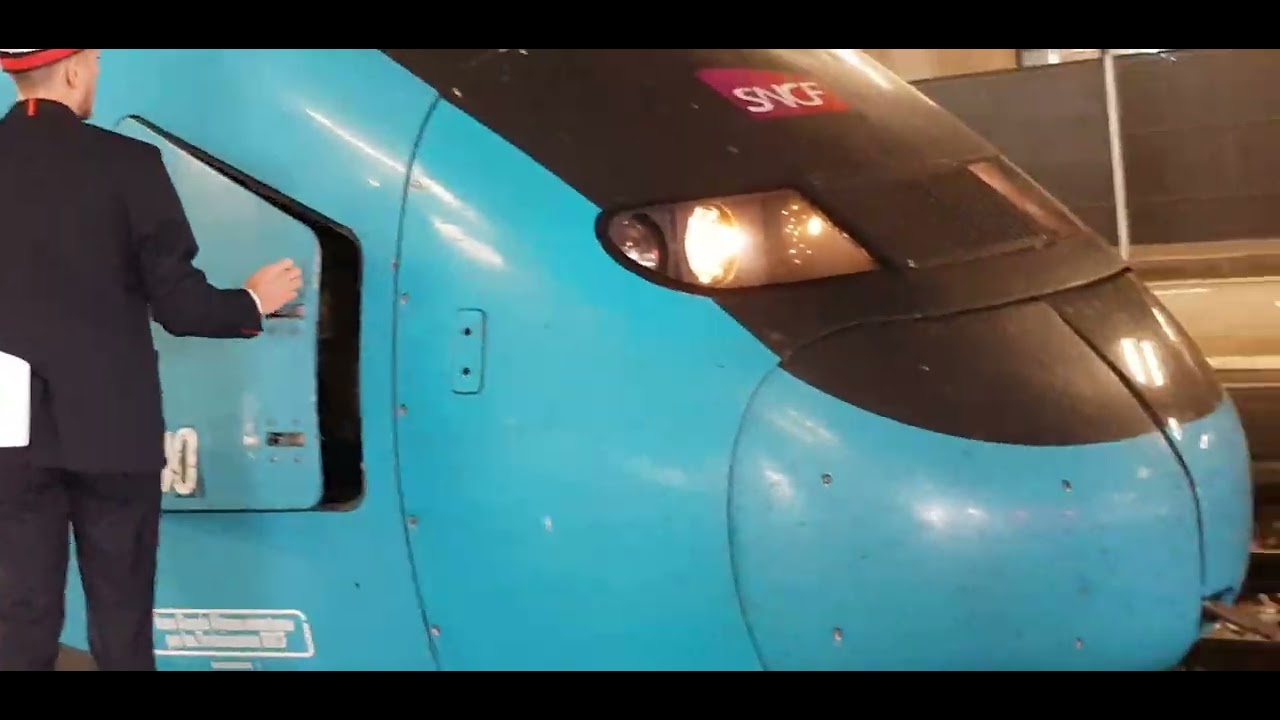 tgv ouigo duplex qui arrive et satlages avec un tgv inoui duplex en gare de Rennes