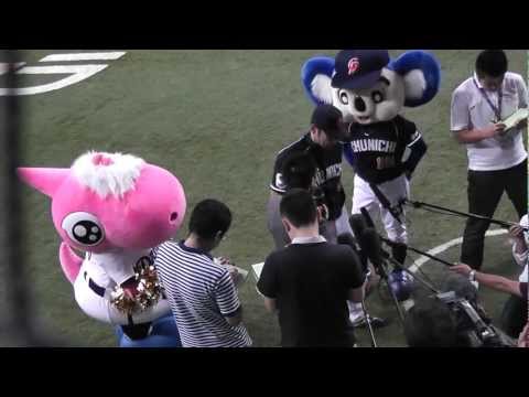 2012-06-16_ヒーローインタビュー中のドアラ