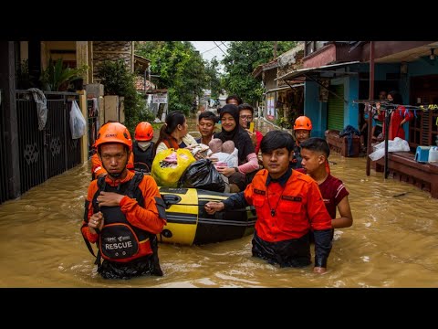 Затоплены десятки тысяч домов, жители эвакуированы в убежища. Мощные ливни затопили Индонезию