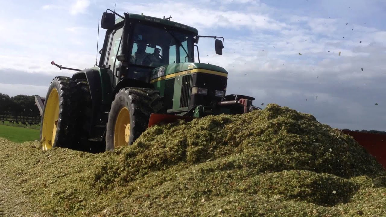 mais verdelen met John Deere 6910 en veenhuis silage  wagen