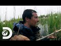 ¡Bear Grylls se sumerge en un pantano para rescatar su bota! | Escape del infierno con Bear Grylls