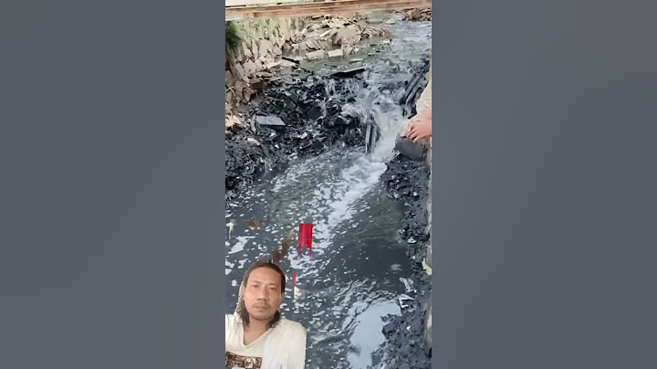 aliran air mengalir lancar setelah sampah di kali baru dikeruk