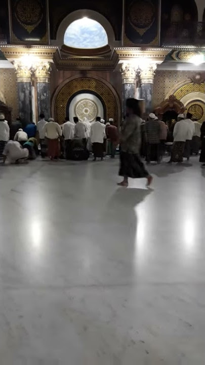 Sholawat di Masjid Syaichona Kholil