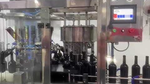 Máy đóng chai rượu vang tự động. Rửa chai và chiết rót rượu vào chai