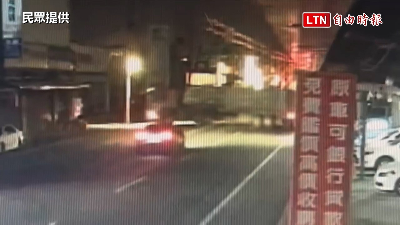 驚悚直擊!奧迪轎跑煞不住「鏟進」聯結車底 零件噴飛奇蹟輕傷 驚悚直擊!奧迪轎跑煞不住「鏟進」聯結車底 零件噴飛奇蹟輕傷