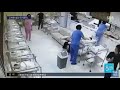 ردة فعل مذهلة من العاملين في صالة الرضّع أثناء حدوث زلزال