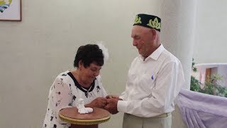 Супруги из Башкирии в день золотой свадьбы расписались заново Супруги из Башкирии в день золотой свадьбы расписались заново
