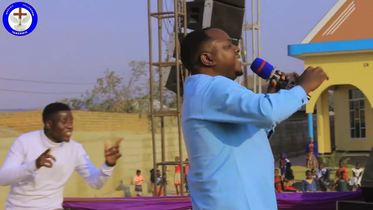 TAZAMA CHRISTOPHER MWAHANGILA ALIVYO MSIFU MUNGU NDANI YA VIWANJA VYA THE HALL OF GOD MBEYA