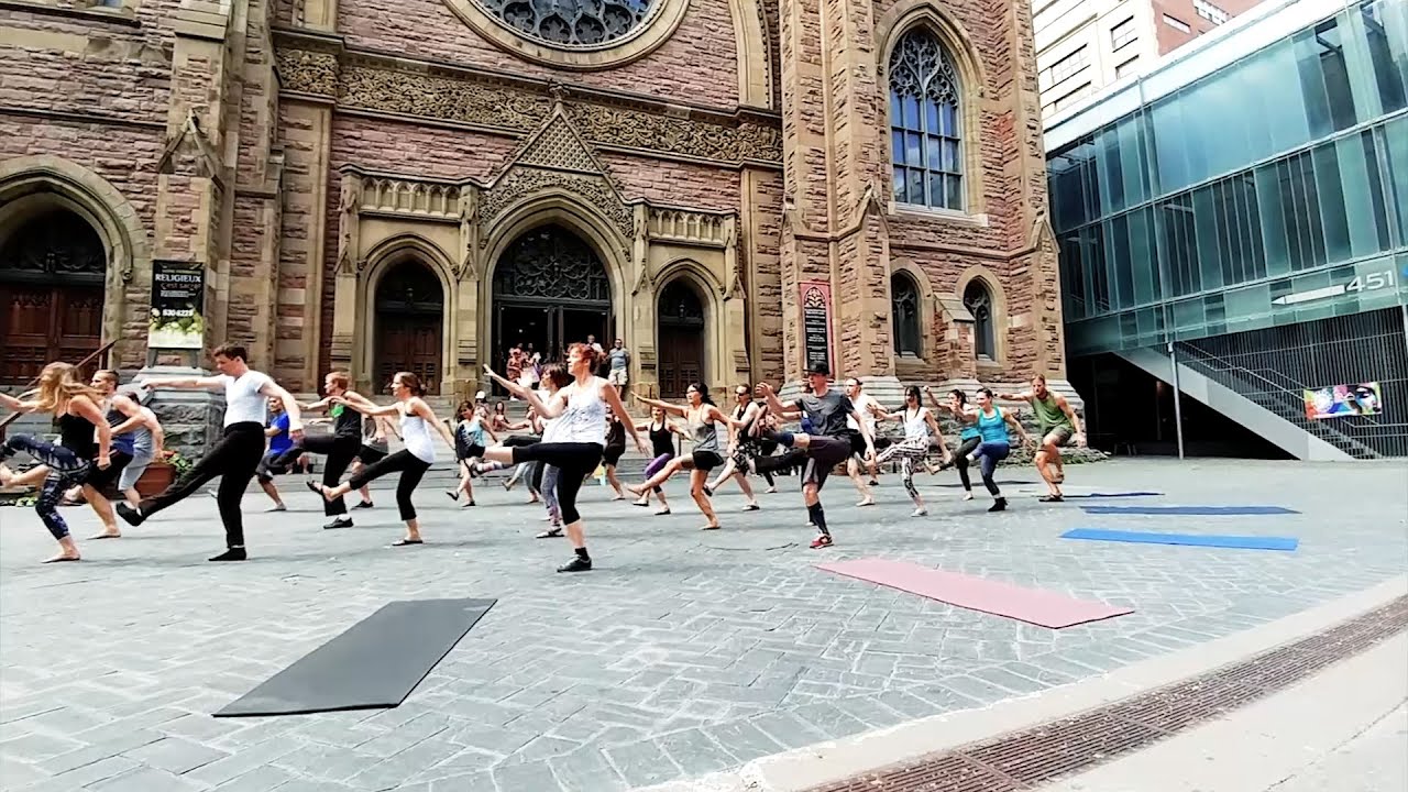 Flash mob Acroyoga Montréal teacher training 2016 acroyoga firenze