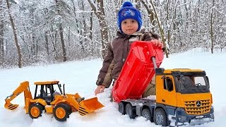 Машинка BRUDER самосвал в снежном лесу. Играем с Даником машинками Брудер. Курносики Junior