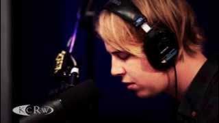 Tom Odell performing 