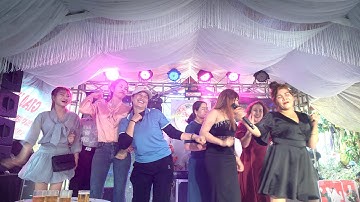 Mẹ chú rể lên hát cả hôn trường kéo nhau lên nhảy