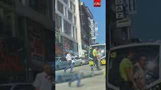 Türk Polisi Engelli Bireyin Yardımına Koştu 