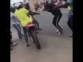 MTU MWENYE MAAJABU YA KUTENGENEZA MUZIKI KWA MLIO WA PIKIPIKI MTU MWENYE MAAJABU YA KUTENGENEZA MUZIKI KWA MLIO WA PIKIPIKI