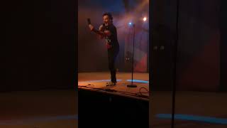 #gerardjoling ipv #bier worden er nu #mobieltjes gegooid, er gebeurd altijd wat 🤣🎤🤪 bij #Geer