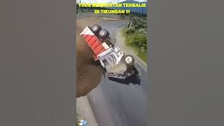 HATI-HATI di TIKUNGAN..!! Truk Muatan Penuh Terguling..!! #short #truk #driver #kecelakaan #tikungan