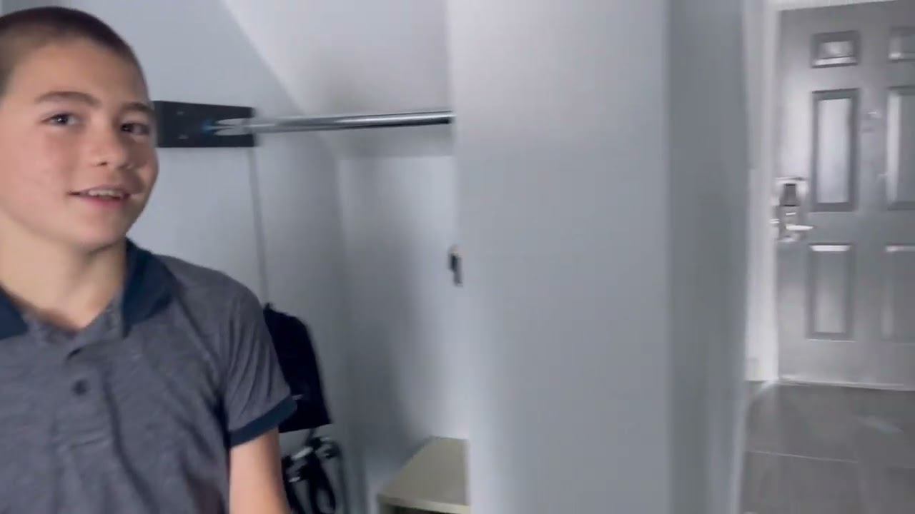 Ziggy Gives A Tour Of Our Hotel Room