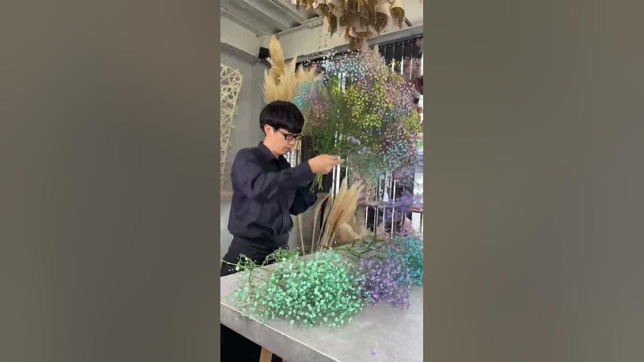 プロポーズに贈るレインボーかすみ草の花束を束ねる Shorts プロポーズ 花束 かすみ草 Youtube