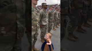 She Heard Her Daddy’s Voice And Ran Straight to Him #ArmyDad #MilitaryFamily #FatherDaughter #Shorts
