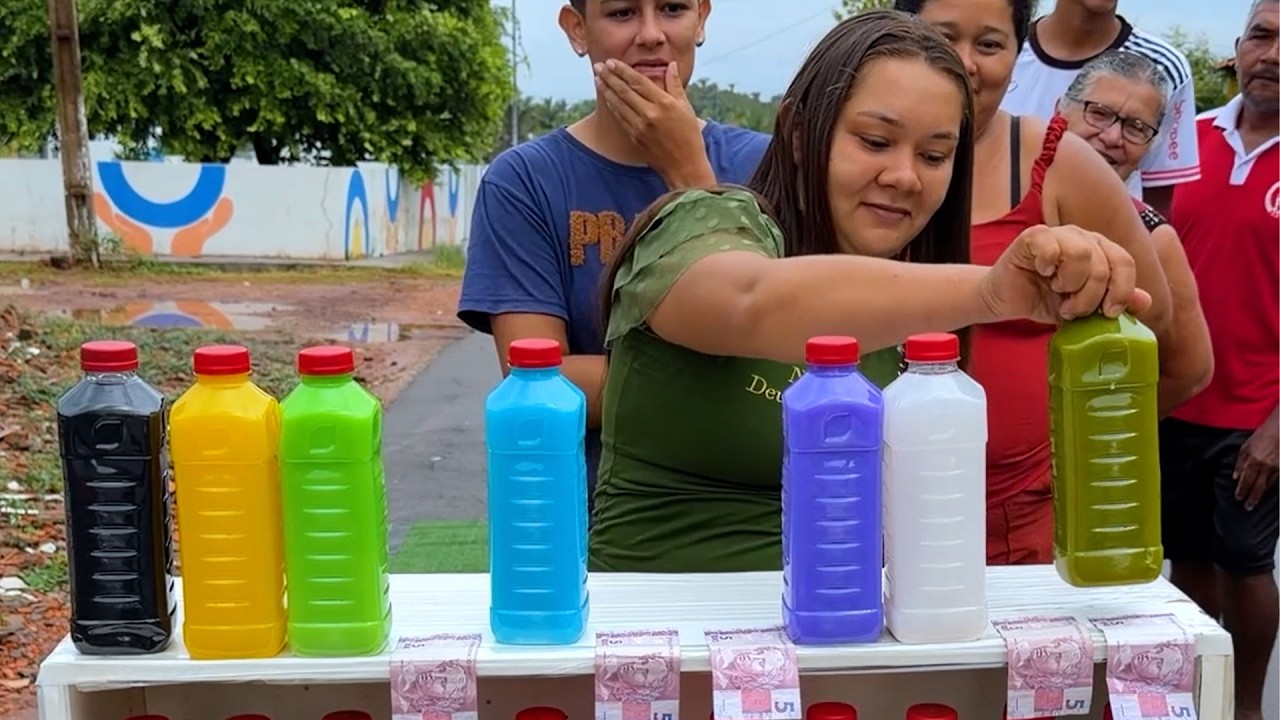 No jogo das garrafas coloridas, quem acerta as cores leva dinheiro.