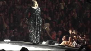 Adele chatting with her audience 2016