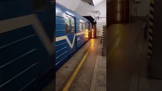 поезд 81-717/714 прибывает на станцию удельная #спб #метро #2022