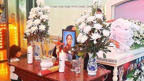 Con gái khóc thảm thiết bên chiếc áo quan mẹ, tại nhà hỏa táng hoa viên BD.