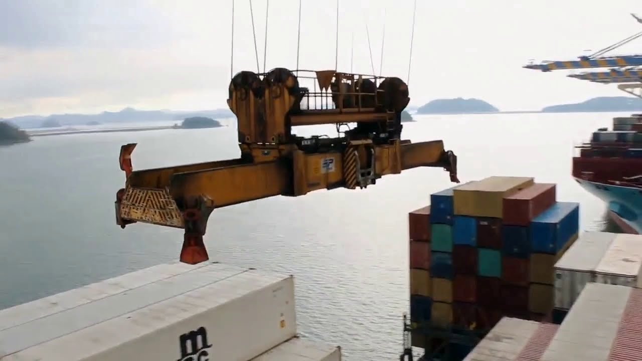 How container Loading & Unloading on ship(vessel)? - YouTube