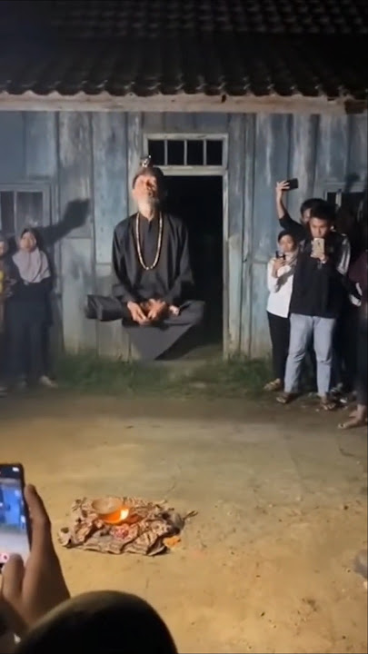 Viral!! Diluar nalar seorang dukun bisa melayang seringgi 1 meter #viral #shorts #dukun #paranormal