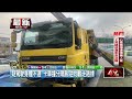 駕駛疑身體不適　砂石車「逆向扛路標」滑行路人全看傻