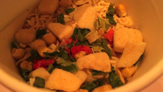 ホクホク!!北海道産じゃが芋が入った じゃがバター風塩ラーメン JAめまんべつ　カップスター