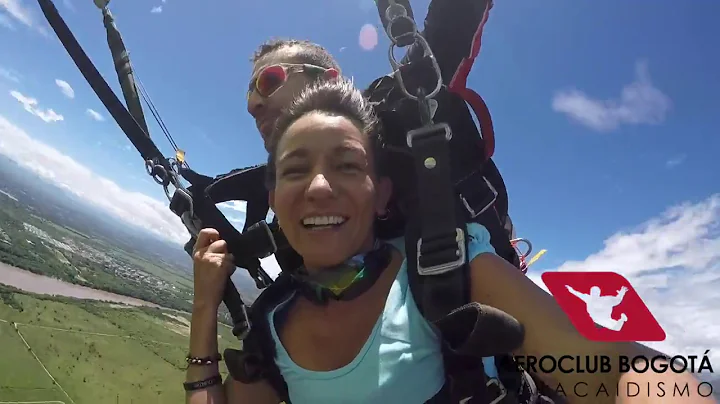 Eugenia Aponte disfrutando el paracaidismo con Aer...