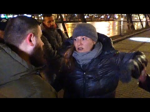 Лев Против - Неадекватная женщина нападает на оператора.