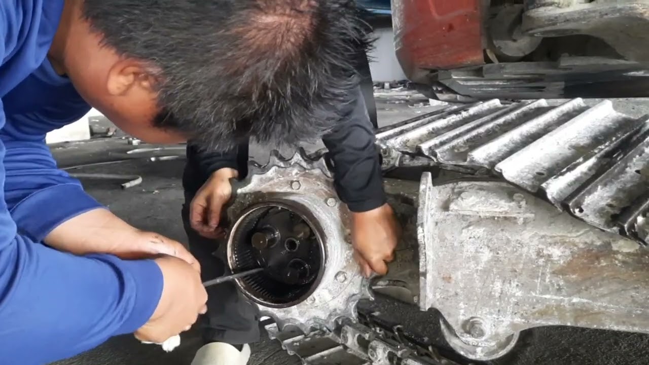 เปลื่ยนชีลกรุ๊ป kubota u35 น้ำมันตัวเดินรั่ว(สาเหตุลวดเข้ามอเตอร์ตัวเดิน) 0934464515 ช่างปอร์